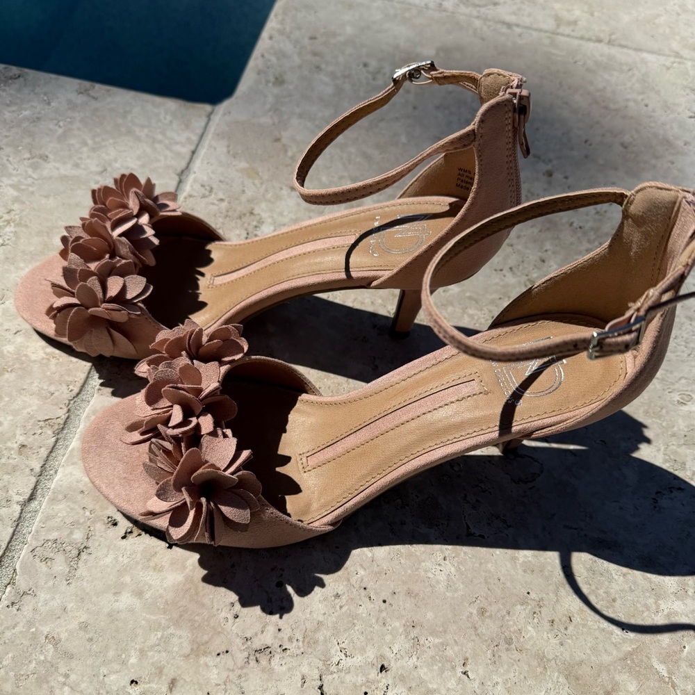 Elegant Floral Women's Sandals in Pink - Picture 8 of 16